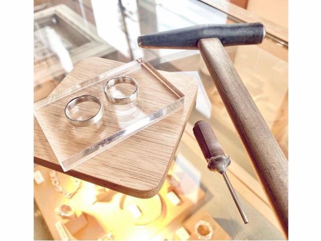 金槌を用いる表面加工はアトリエに心地良い打音が響きます。