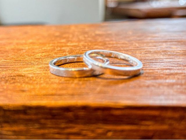 リングの内側にイニシャルや記念日等、刻印出来ます。