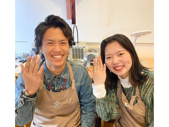 自分達で作り上げたオリジナルリングと記念撮影。お手伝いさせていただきます。