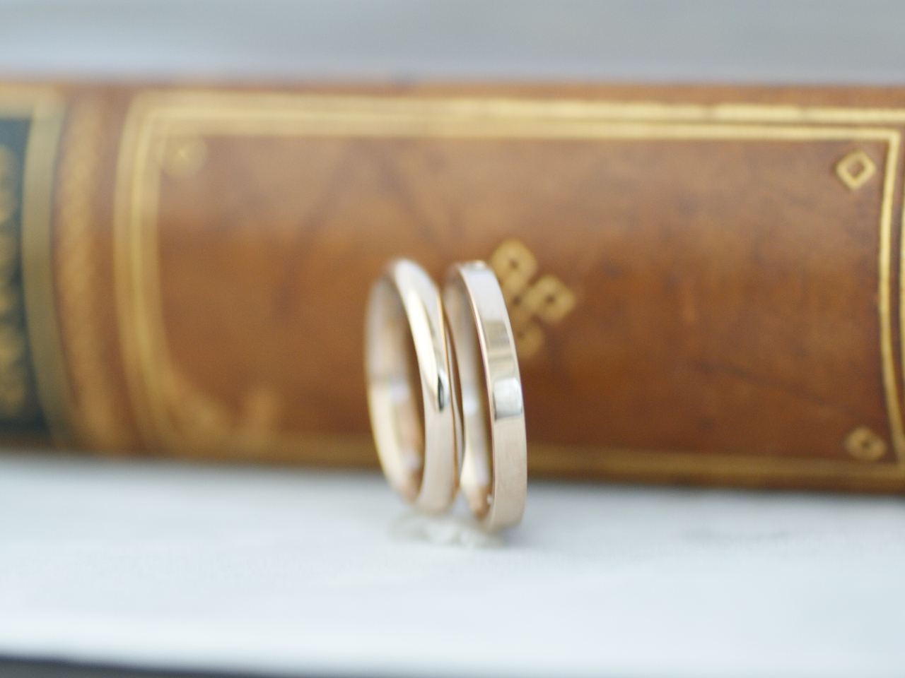 平打ち(右)、甲丸(左)等、自分好みのリングをサンプルから探して下さい。