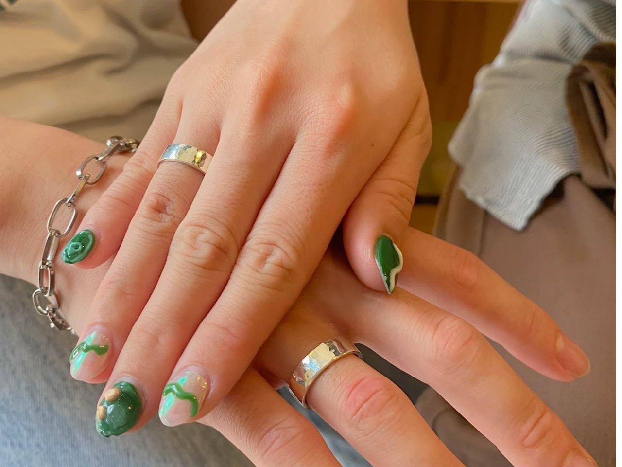 スタッフが美しく仕上がるまでしっかりサポートさせていただきます。