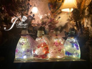 海に光輝く小瓶をイメージして作られたジェルフラワーライト