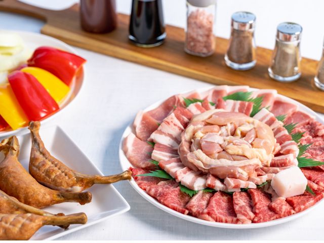 地元の精肉店から仕入れた厚切り国産肉をご用意します。