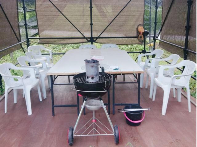 屋根付き広々サイトでゆったりできます