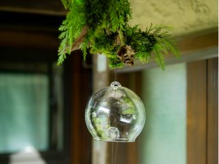 7月のテーマ「つりしのぶ 苔と風鈴」風鈴付き9,000円 作品のみ7,000円 ※風鈴付きをご希望の方は、当日+2,000円をお支払いいただきます。