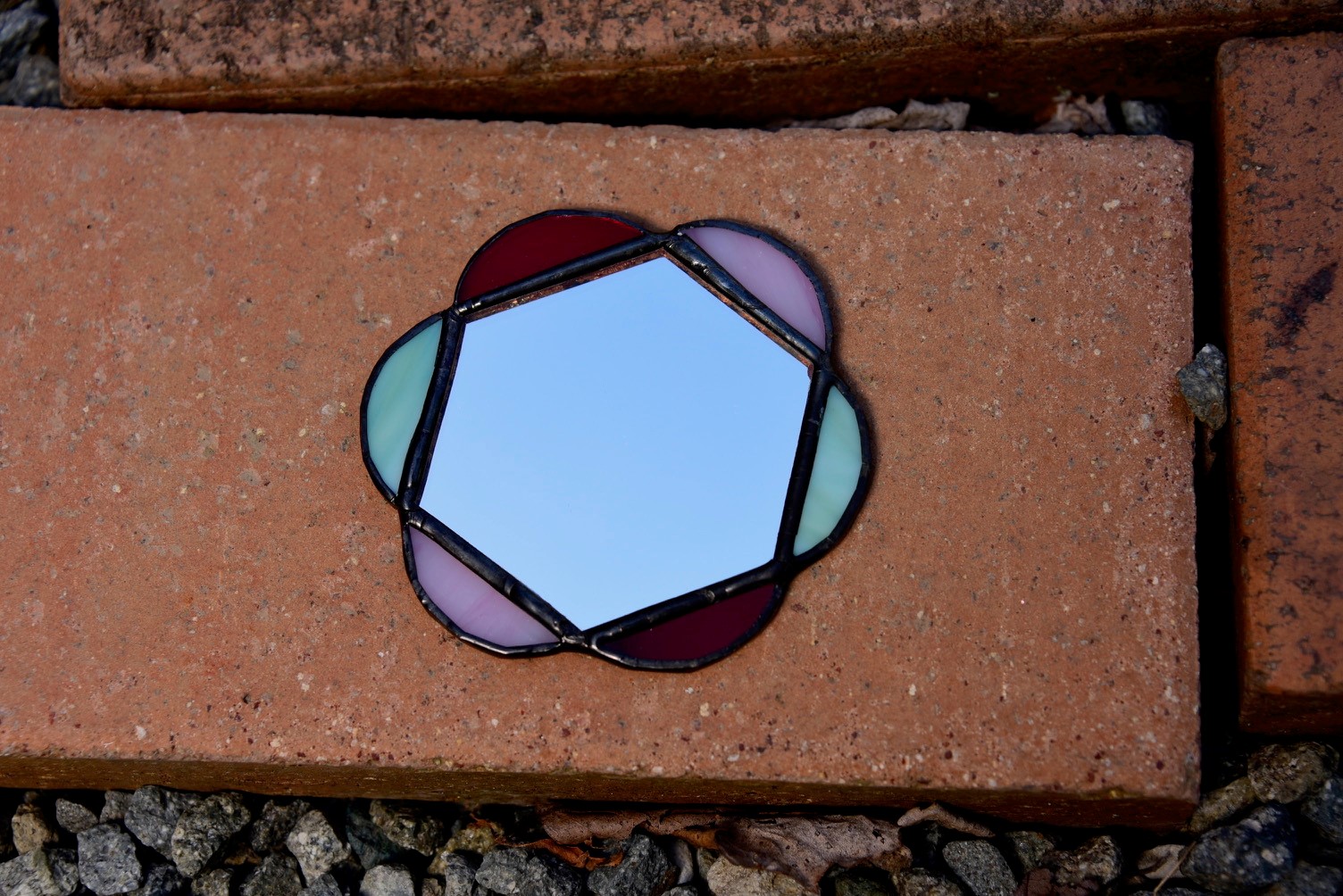 花形の可愛い手鏡。ガラスを選んでハンダつけします。全長8pくらいです。