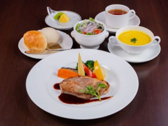 メニューは当日お選びいただけます。※デザートとコーヒーは別料金です。(洋食イメージ)