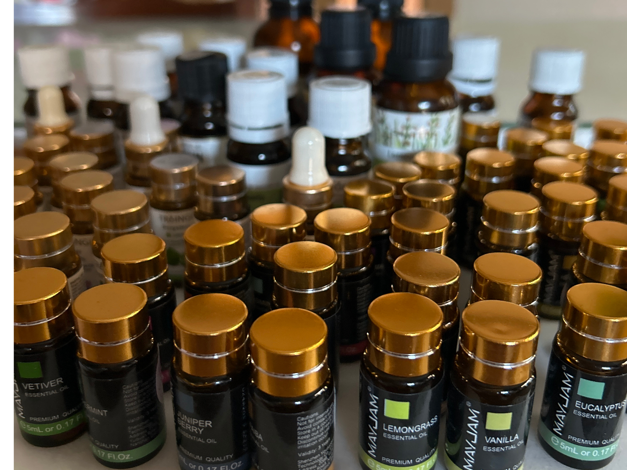 数十種類のアロマオイルを調香してから お好きな香りで制作していただけます