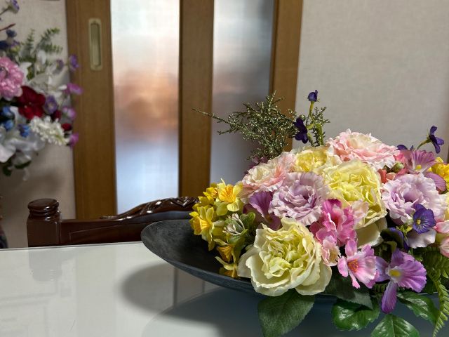 お越しの皆様に華やかな花の空間で 調香しながら楽しく制作していただいています