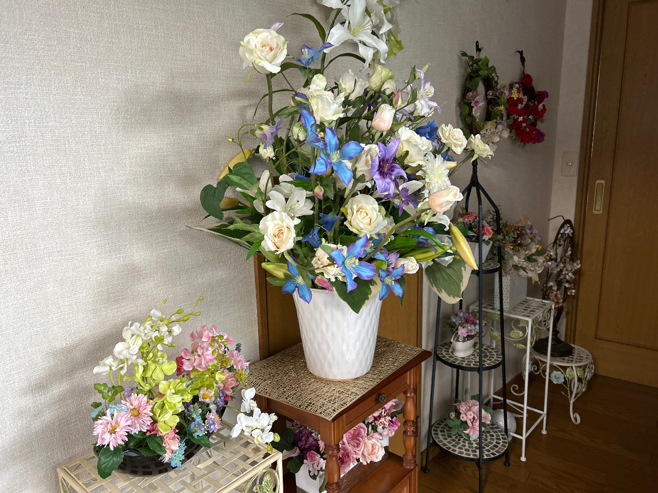 玄関からたくさんの花を楽しんでいただいています