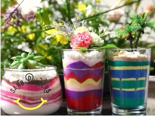 グラスにサンドを使ってアートを描きます。