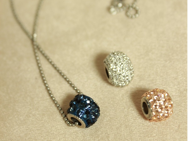 �l�b�N���X�@���D�݂̐F�ŃA�N�Z�T���[�𐧍�ł��܂�