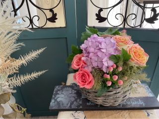 かごタイプのフレッシュフラワーアレンジメントです。季節によってお花が変わります。