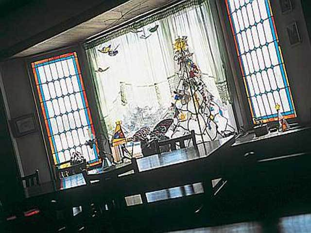 \サンキャッチャー/窓辺に吊るしてステンドグラスを通した光を楽しみます