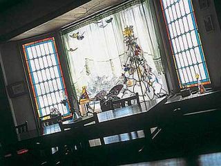 \サンキャッチャー/窓辺に吊るしてステンドグラスを通した光を楽しみます