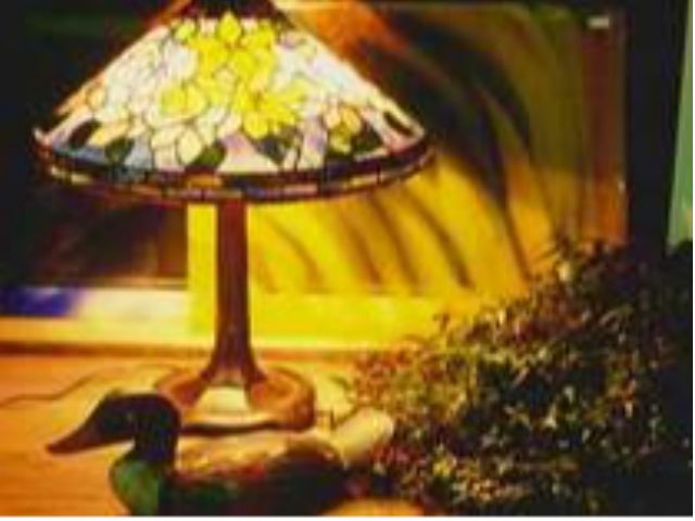 オーナー制作のステンドグラスが館内を彩ります。