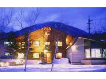 ステンドグラスの美しさと、静かな高原の環境が相まって、心身ともにリラックスできる空間です。日常の喧騒から離れ、アートと自然に癒されるひとときを過ごせます!