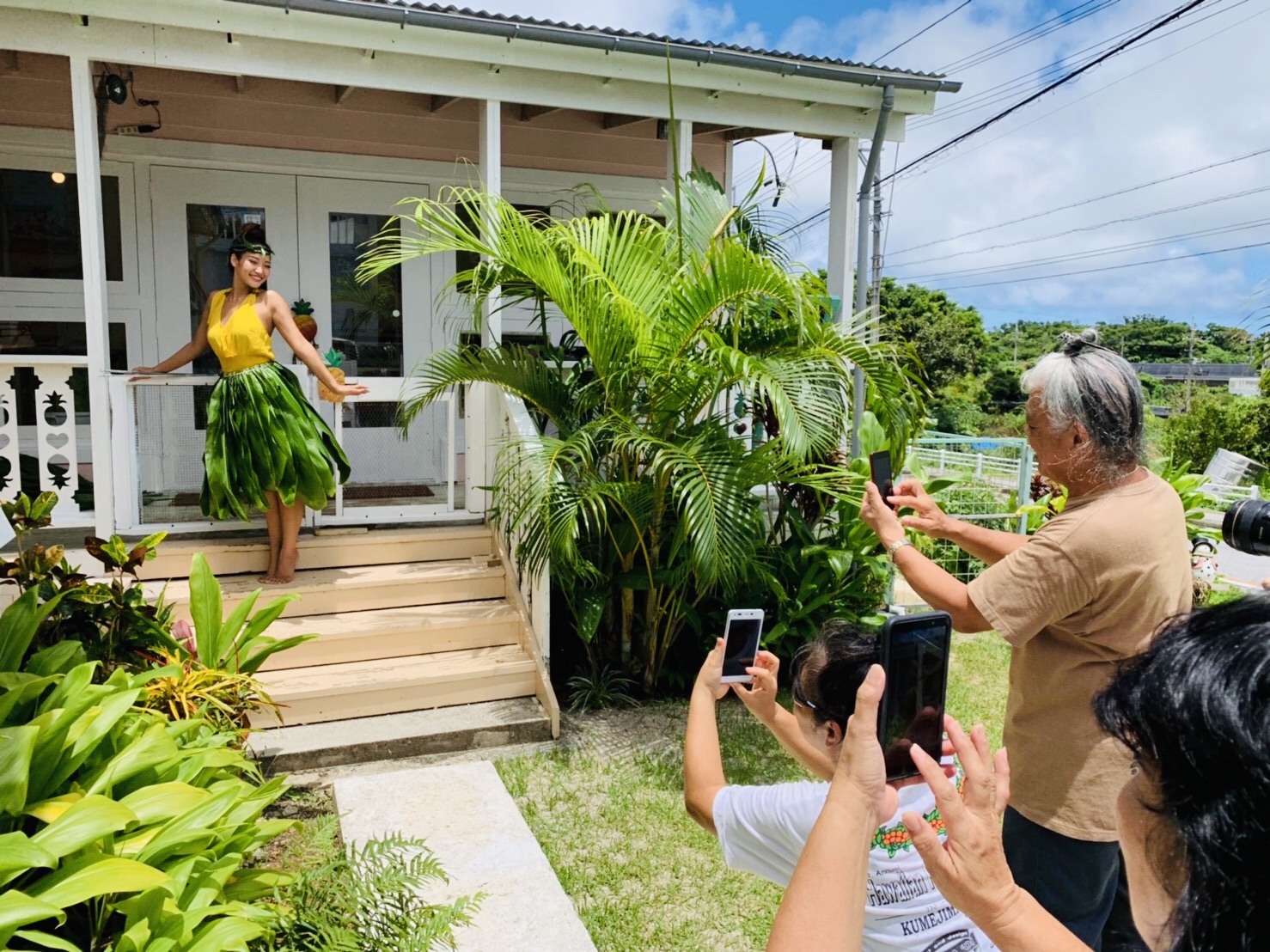 撮影会ができる 憧れのティーリーフスカート 沖縄ハワイアンの達人が教える ティーの葉収穫体験からの ティーリーフスカート作り体験 ２名様１日コース グッドモーニング沖縄 じゃらん遊び体験