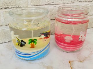 サンドアートとガラス細工を使った作る透明なキャンドルです。容器の大きさによって金額が異なります。