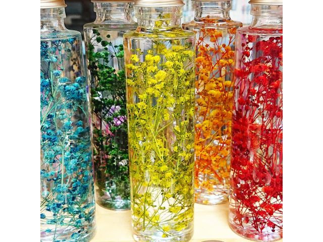 色染めカスミ草のハーバリウム。