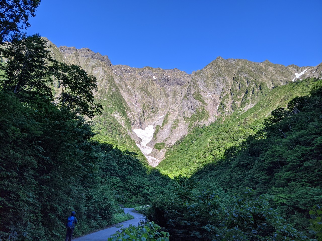 �����̐�ƒJ��x��m�q��̎R���݂��������茩���Ċ������܂��B