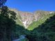 早朝の青空と谷川岳一ノ倉沢の山並みがくっきり見えて感動します。