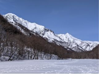 雪原の中を一ノ倉沢方面へ!ふかふかな雪の上をスノーシューを履いて歩きます。