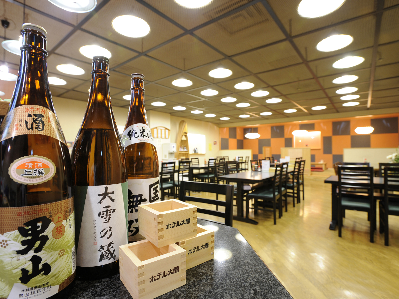 昼食にご利用いただける、地下1階の大雪茶屋  営業時間:11:30〜13:00クローズ(LO.12:30)ラーメンやそば、丼ものがございます。