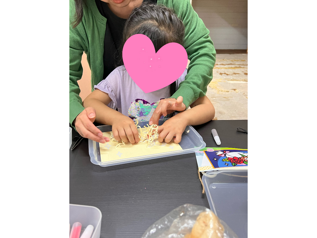 ママと一緒にシールはがし