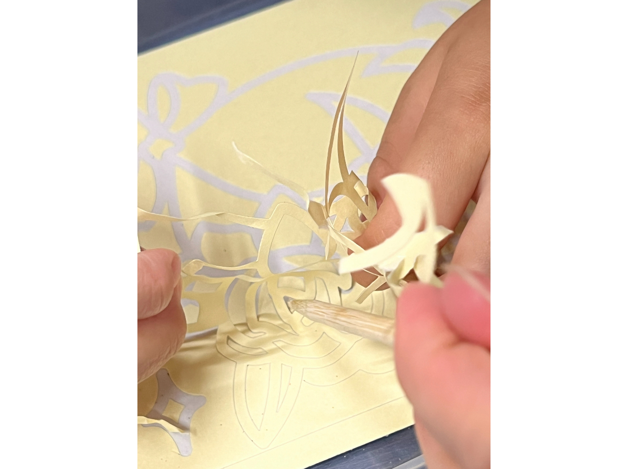 シールを慎重にはがします。