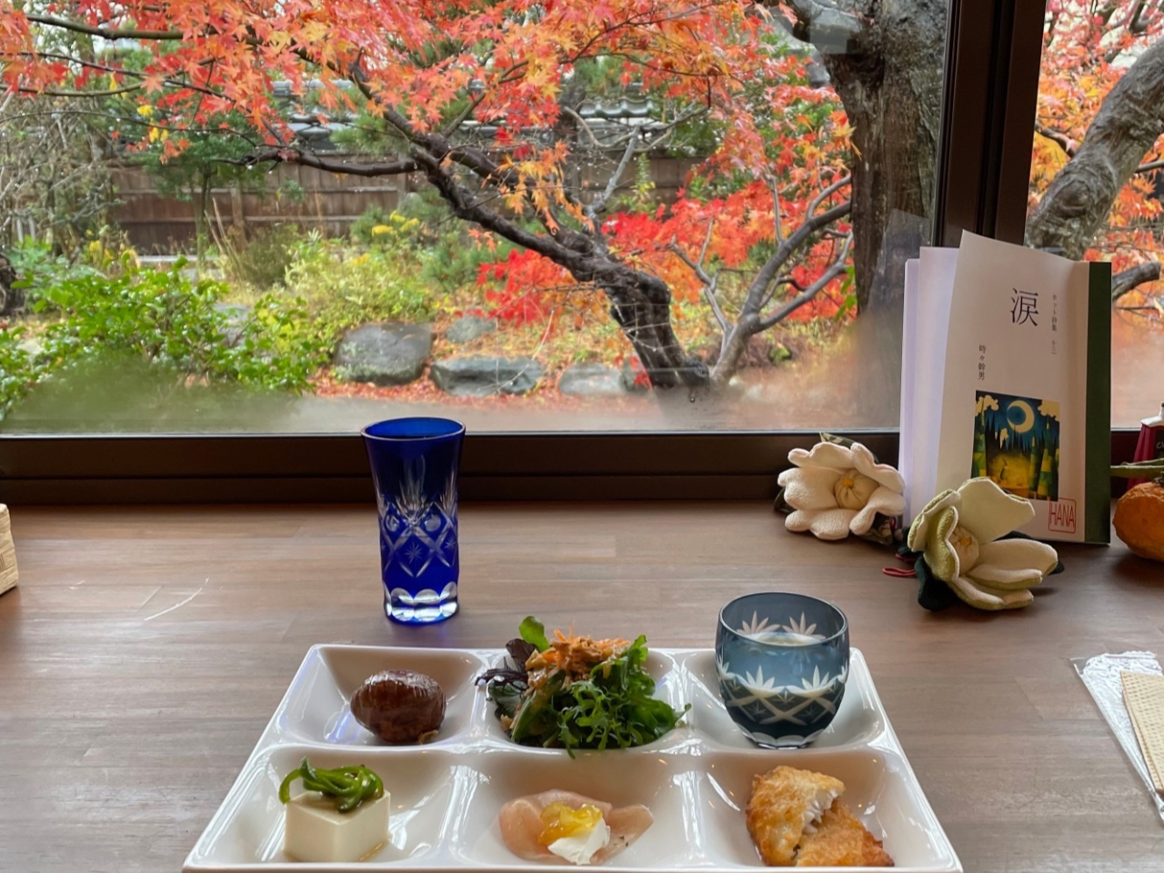 HANAプレート前菜(カウンター席)カウンター席から見える大きなもみじの木が、お客様のお越しを四季折々の姿を変えお待ちしております