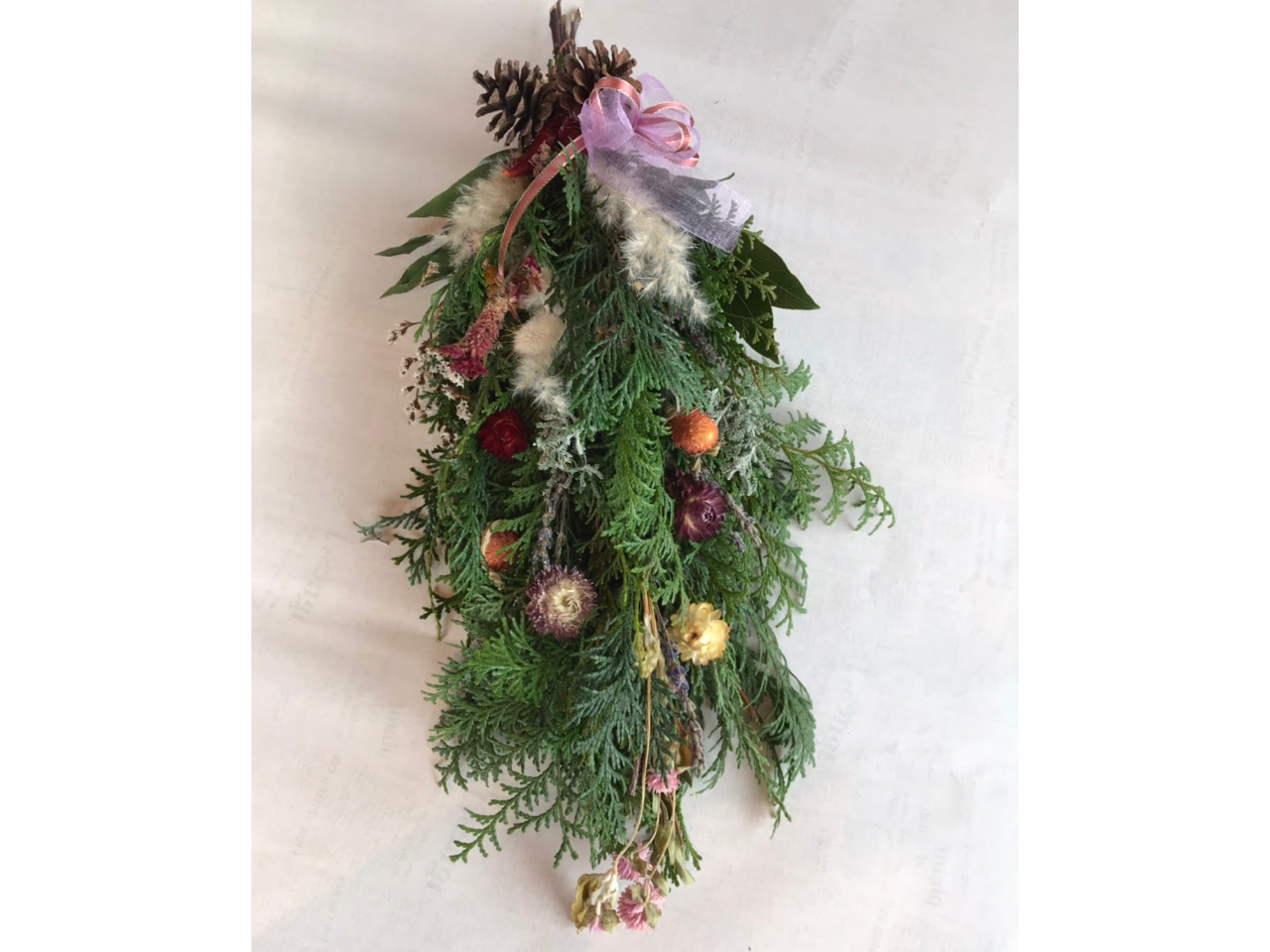 レモングラスの台を使用し、色とりどりのドライフラワー&グリーンを使って作ります