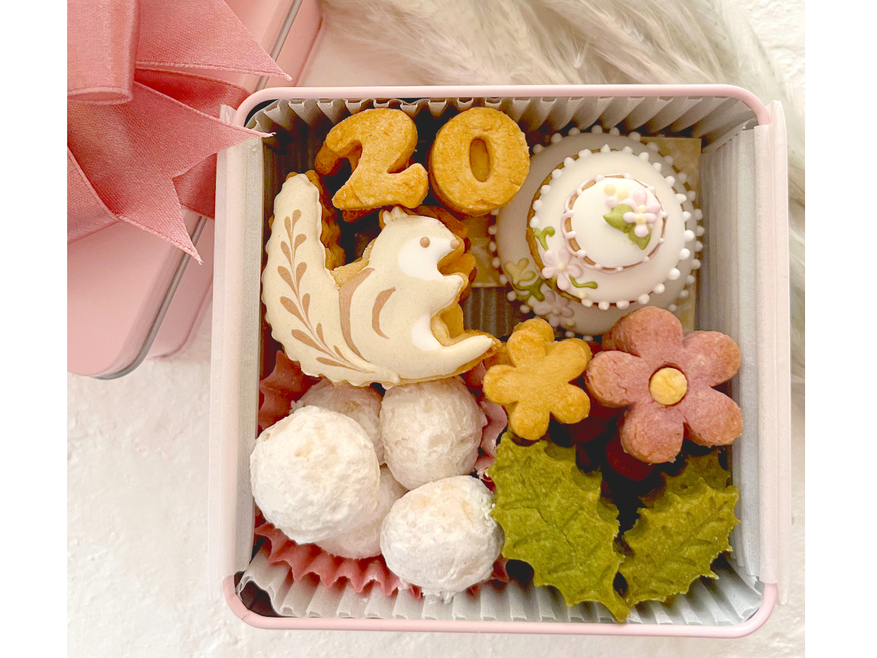 お誕生日お祝いクッキー缶。年齢に合わせて数字を置き換え出来ます。三段ケーキとラッピングりぼんが可愛いですよ♪