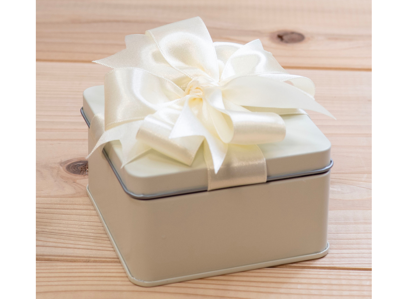 �W�F���_�[���r�[���N�b�L�[�ʂ̐F�Ƃ�ڂ�̓N���[���F�ł��B