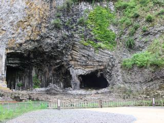 すごいなぁー 太古の地球が目の前に 玄武洞で大地のパワー浴 玄武洞5洞ガイドツアー 玄武洞公園 じゃらん遊び体験 すごいなぁー 太古の地球が目の前に 玄武洞で大地のパワー浴 玄武洞5洞ガイドツアー 玄武洞公園 じゃらん遊び体験