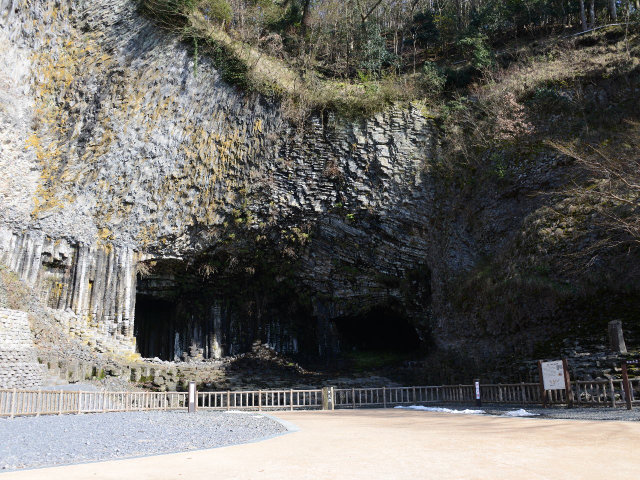 地球内部の謎に迫る マグマを見よう 溶岩流をつくろう実験コーナー 2洞見学コース 玄武洞公園 じゃらん遊び体験