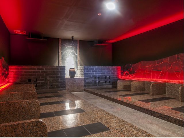 《岩盤洞/富士溶岩洞》岩床に富士山の溶岩石を使用。火山の噴火後冷え固まってできた溶岩石は、遠赤外線とミネラルの恩恵です。