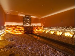 《岩盤洞/ヒマヤラ岩塩洞》ヒマラヤ山脈の麓から採掘される岩塩は、3億8000万年前の海底で形成された天然ミネラル成分のかたまりです。