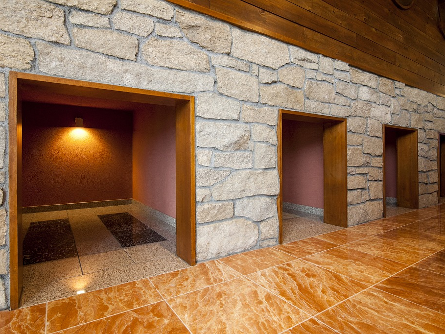 《岩盤浴/低温ネスト洞:カップルシート》洞窟のような空間は2名様でご利用いただけるプライベートルーム。お連れ様と一緒におしゃべりをしながら楽しみたい方におすすめ