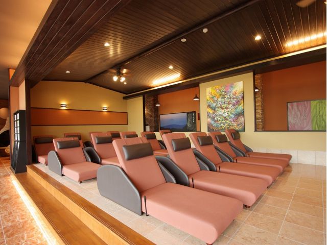 《岩盤転座房》低温に設定された岩盤浴床にリクライニング式のベッドチェアを並べた寝ころび処です。快適な温度でTVを見たりコミックを読んだりお寛ぎいただけます。