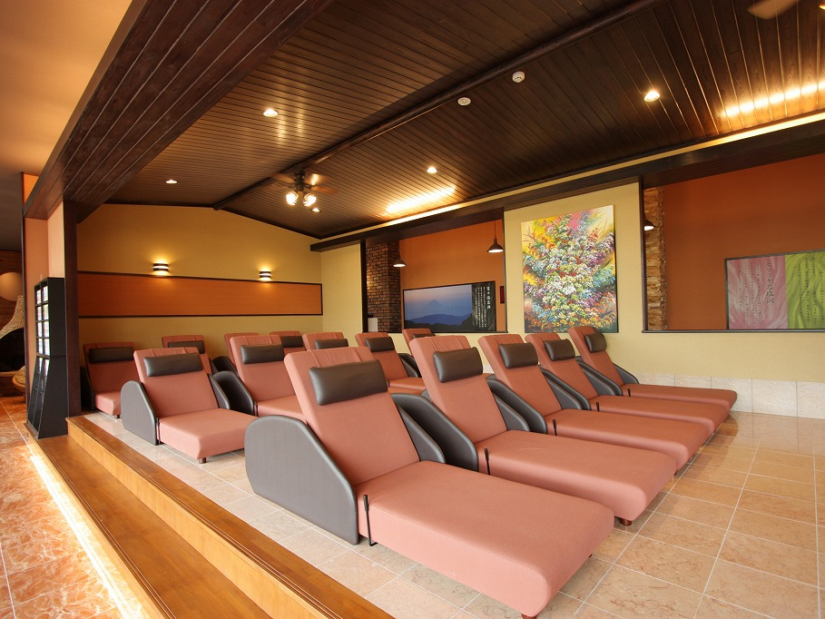 《岩盤転座房》低温に設定された岩盤浴床にリクライニング式のベッドチェアを並べた寝ころび処です。快適な温度でTVを見たりコミックを読んだりお寛ぎいただけます。