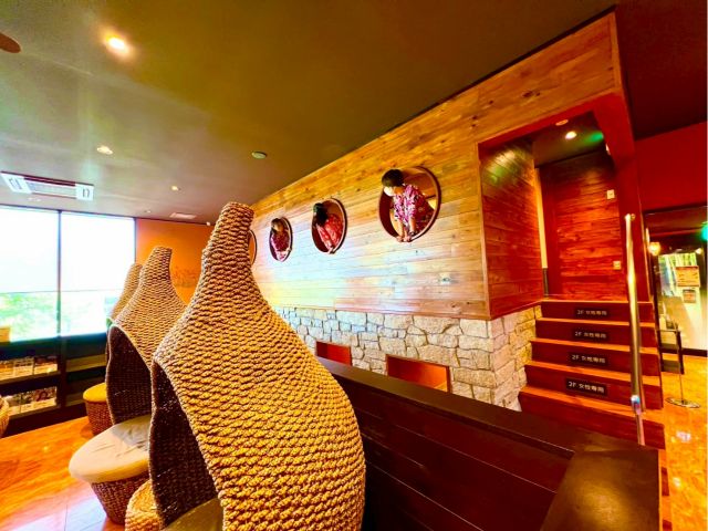 ≪女性専用:低温ネスト洞≫岩床にはゲルマニウムを使用。新陳代謝を活性化し、腰痛・肩こり・慢性疲労・冷え性・不眠・生理痛などの改善に効果があります。室内の丸窓から