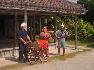 村内では1日3回、家あしび((やーあしび)という民謡ショーも開催