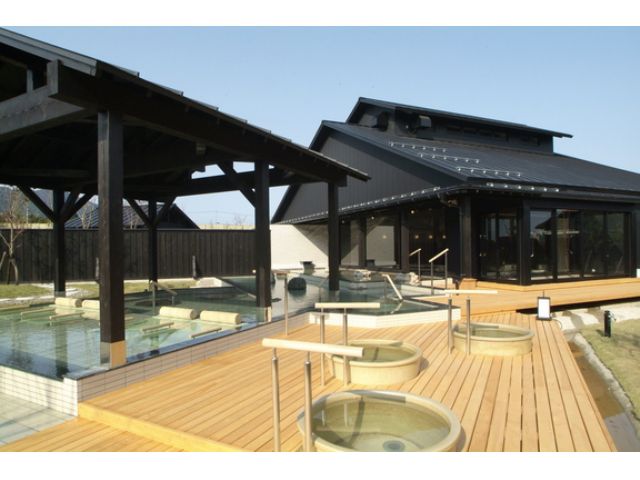 温泉に浸かって日々の疲れを癒してください♪