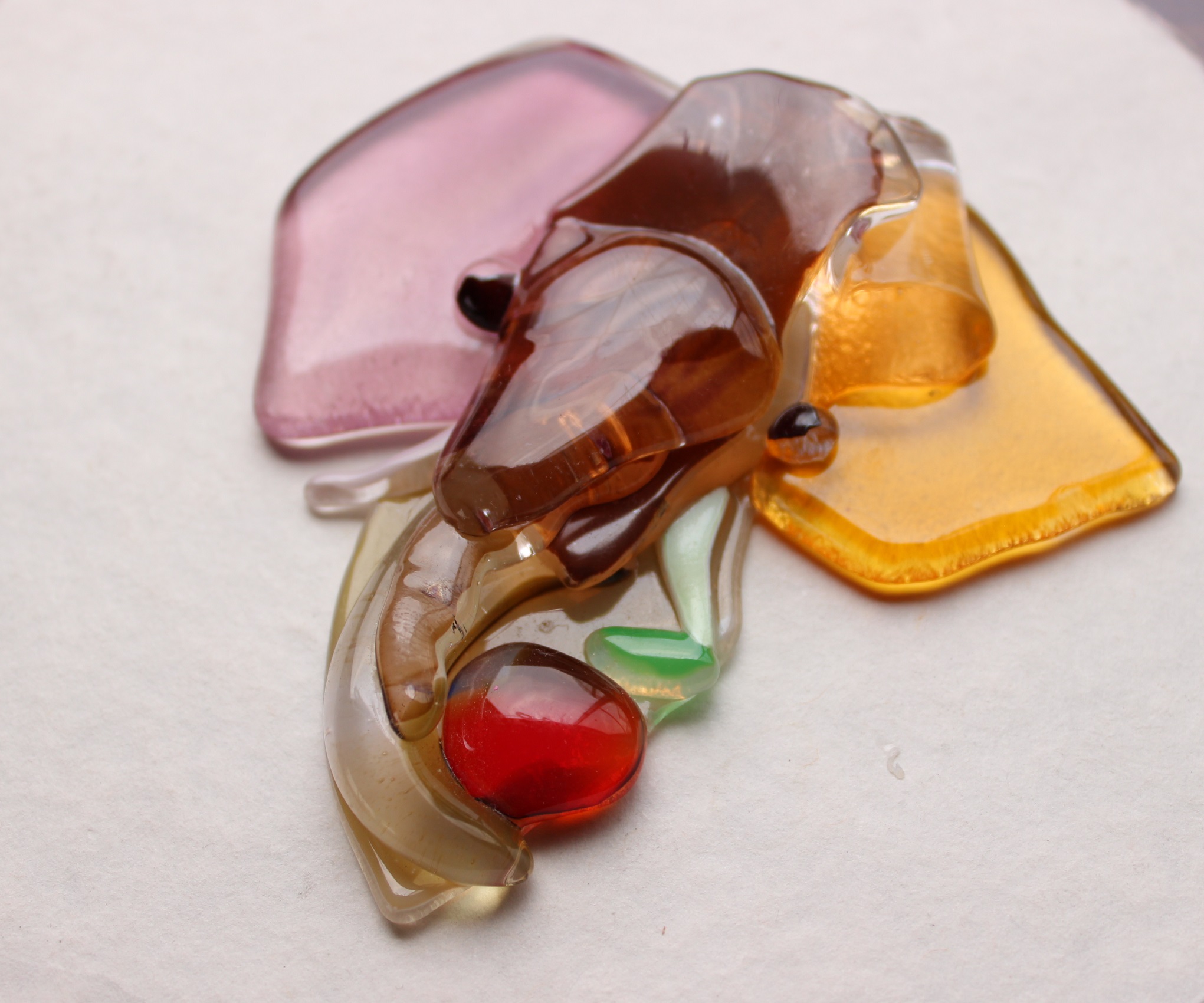 パズルのようにかけらを組み合わせて・・・ペーパーウェイト。