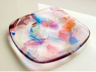 お手軽に体験できるフュージング技法、ちょっと手間をかければ立派なお皿ができちゃう!