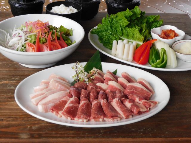 牛リブロース、牛ハラミ、牛カルビ、豚トロ