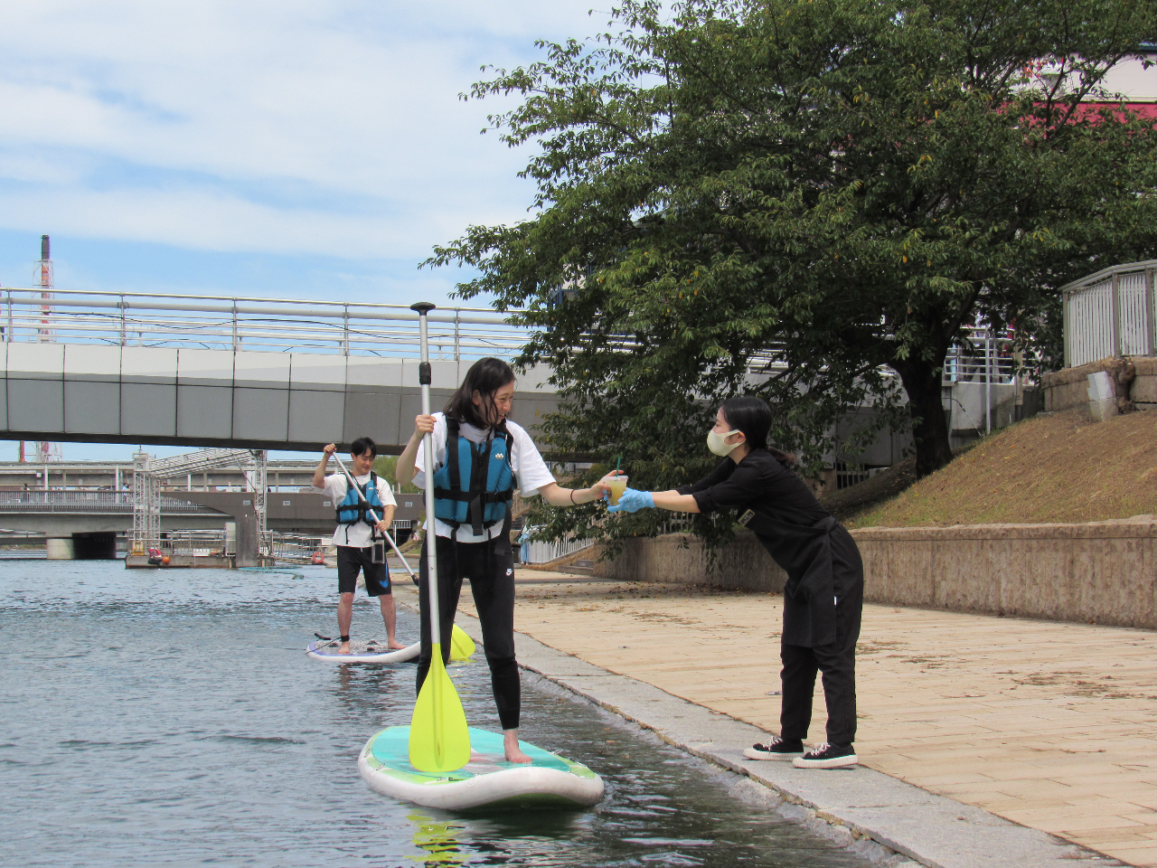 サップに乗ったままドリンクを受け取れるのは、日本中探しても ここだけかも!