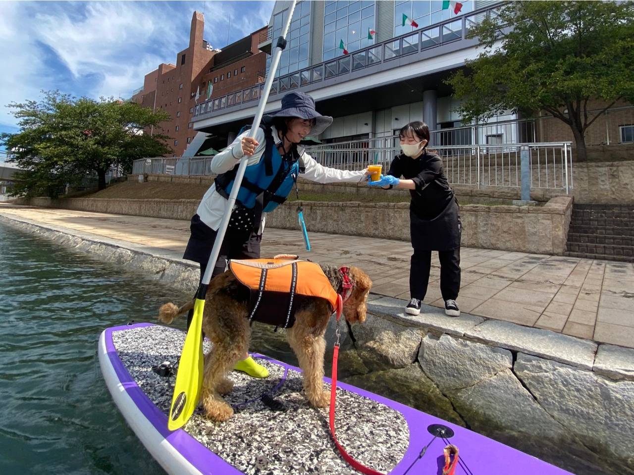 川沿いのタリーズさんでドリンクを受け取り 水上カフェをお楽しみください