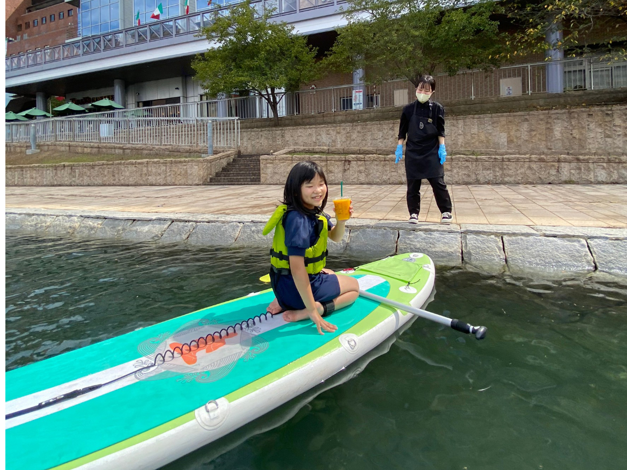 水上カフェで飲むドリンクは いつも以上に美味しいね